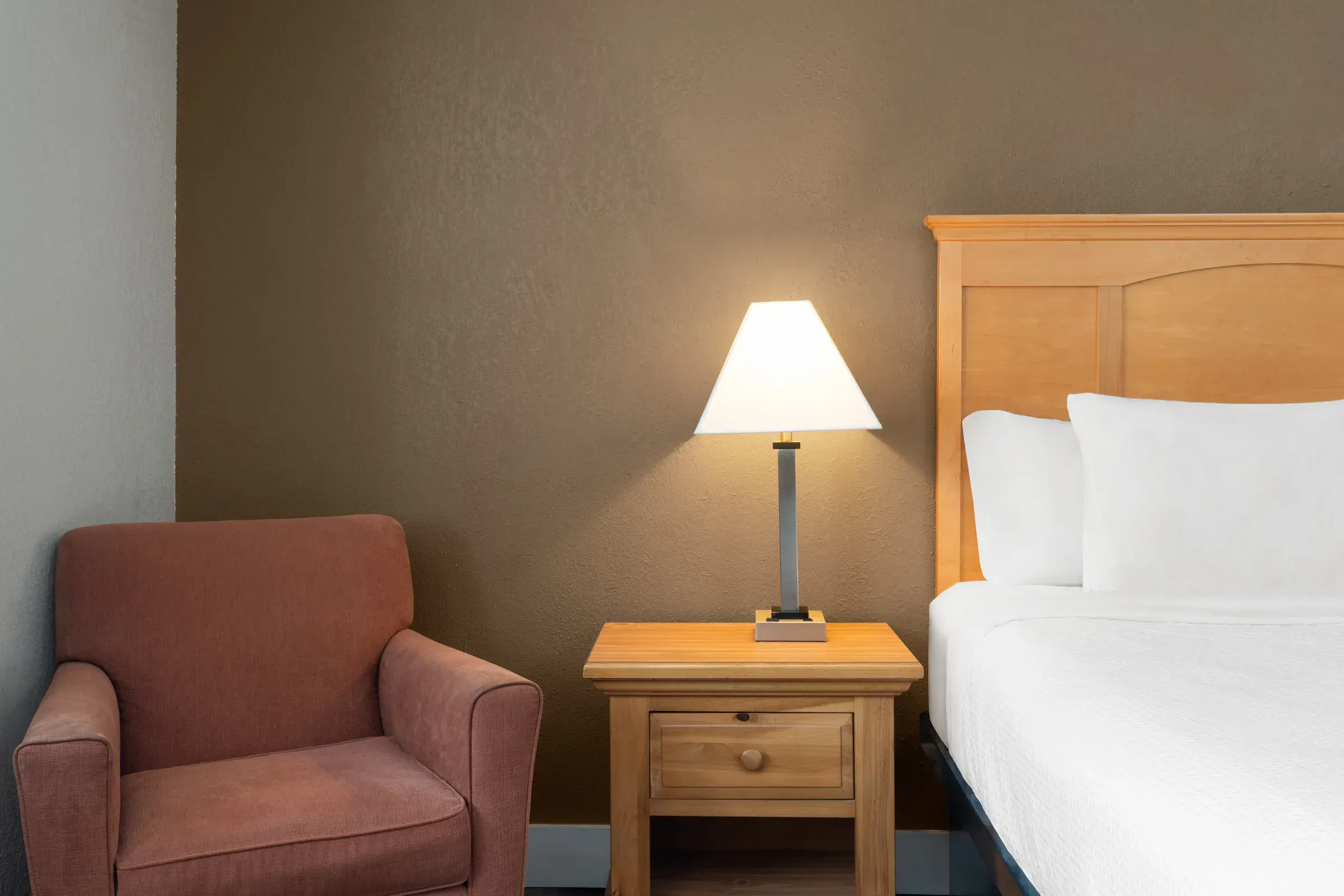 Relaxed king room detail