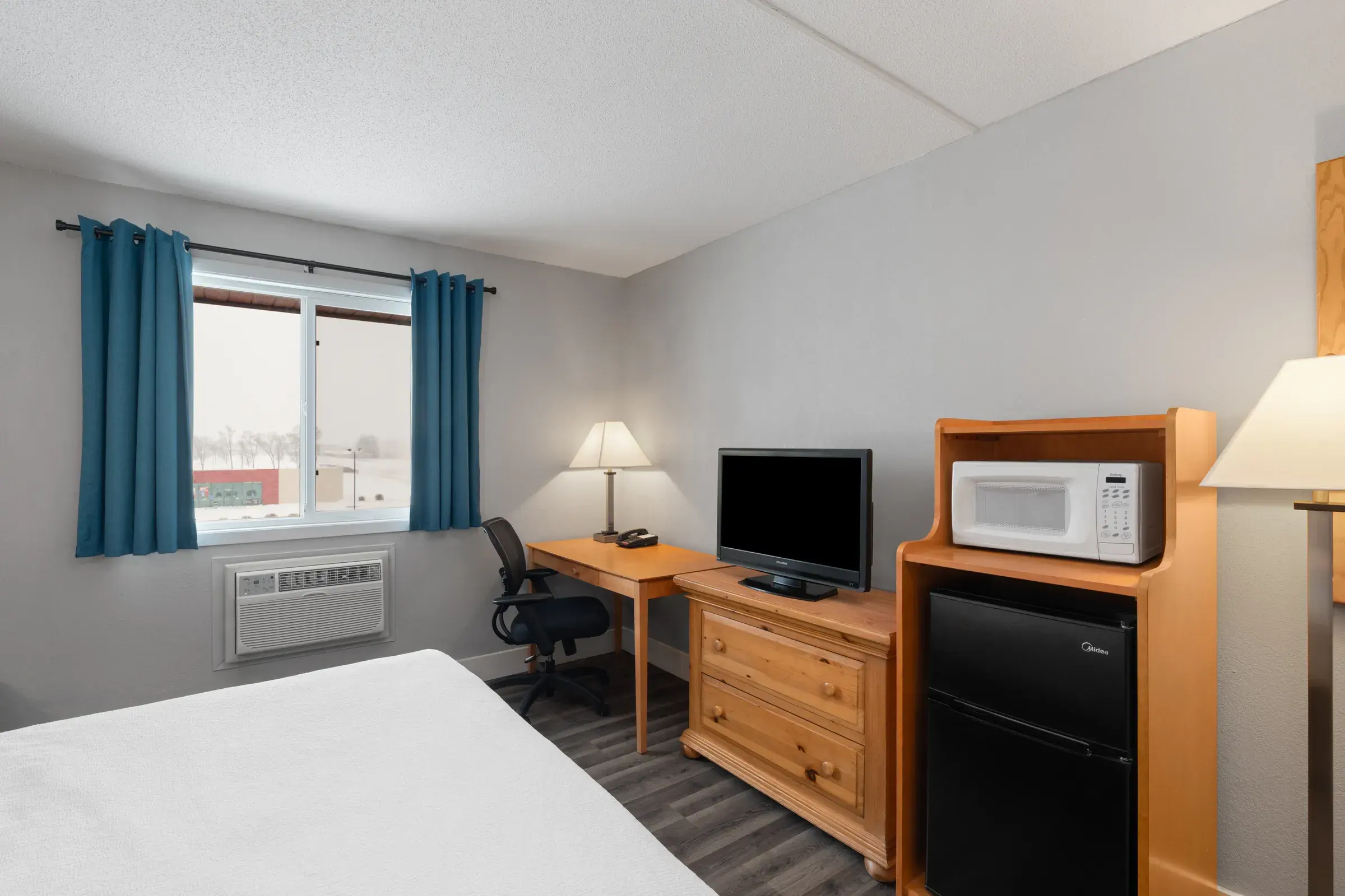 Queen room with a plush queen bed